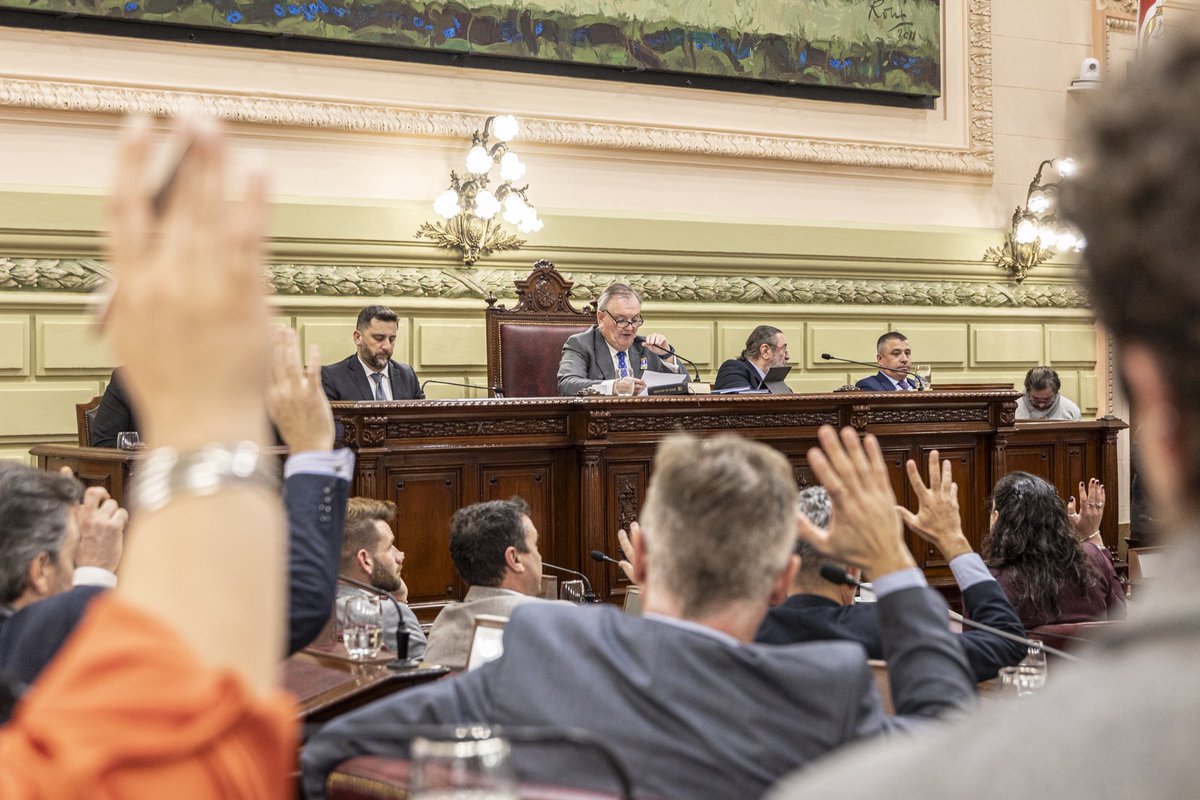 ✍📌 Arrancó la Convención Reformadora

Este lunes 14 de julio se inició formalmente en nuestro recinto el proceso de trabajo y debate para la Reforma Constitucional en Santa Fe:

🗣 Juraron las y los convencionales electos.
✋ Se eligió al convencional Felipe Michlig como
