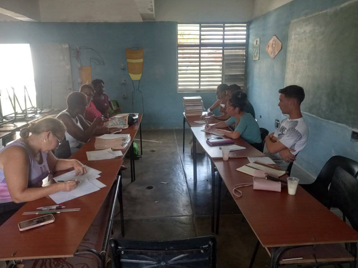 PrimariaJoseMa2's tweet photo. Realizan entrega  pedagógica  las maestras la ENU José  Martí de 6to grado a la  secundaria  básica Camilo Cienfuegos como continuidad de estudio.
@Yamilet50088609
 @CubaMined  @coralia_saez @FarinaEstevez @Dme_Ranchuelo  @MenendezRiveros @dpevillaclara https://t.co/Kq5CncRKwc