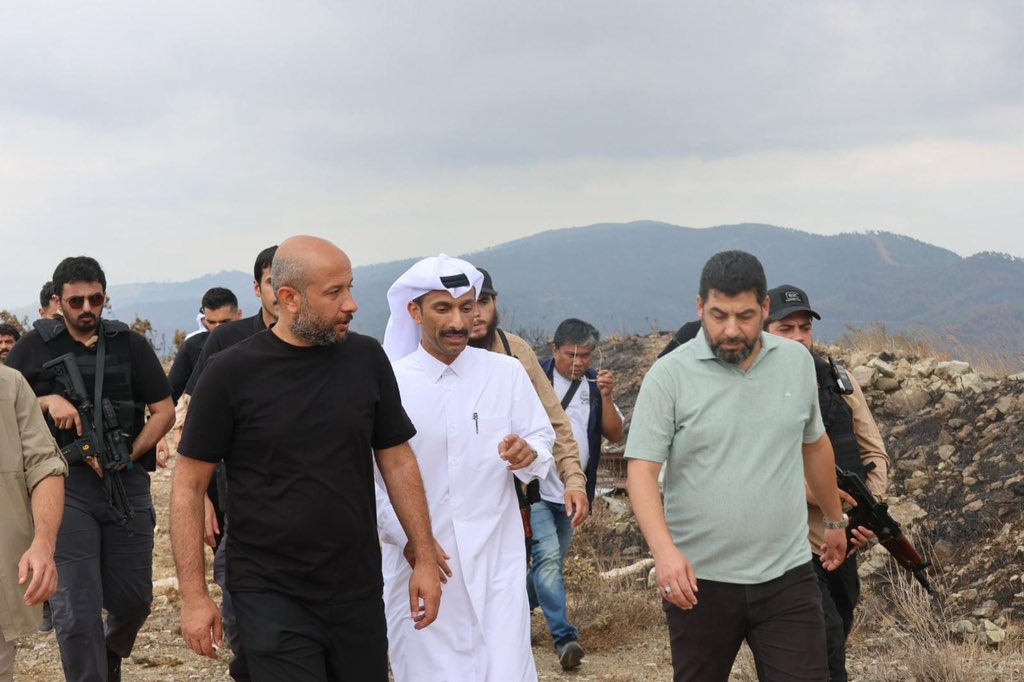 QatarEmb_Syria's tweet image. قام سعادة السيد خليفة بن عبدالله آل محمود القائم بالأعمال في سفارة دولة قطر لدى دمشق ، بزيارة إلى محافظة اللاذقية حيث التقى خلال الزيارة عدد من المسؤولين كان على رأسهم معالي الوزير رائد الصآلح وسعادة السيد محمد عثمان محافظ اللاذقية.
كما وقام سعادته بجولة تفقدية على مناطق حرائق…