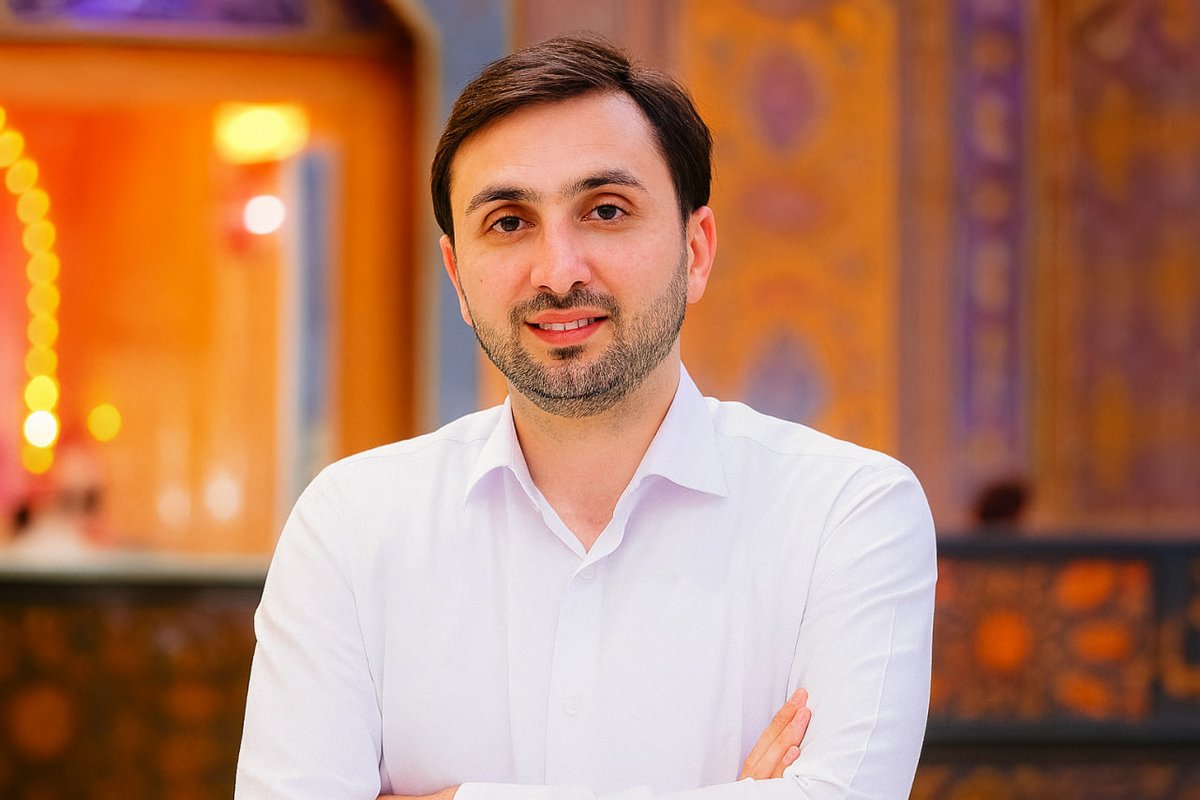 justlikeusiran's tweet image. احسان ذاکری، ۳۲ ساله، حافظ کل قرآن و روزنامهنگار سابق خبرگزاری بینالمللی قرآن (ایکنا) و دیگر رسانهها بود.
دوستانش او را مردی «عاشق زندگی» توصیف میکردند که با وجود چالشهای اقتصادی پیش روی جوانان ایران، سخت تلاش میکرد تا آیندهای را با همسرش بسازد.
احسان در اواخر ژوئن ۲۰۲۵…