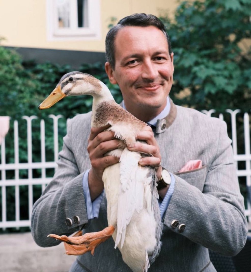 >„Sieh hinaus über die Weiten unseres Landes, Enterich.
Alles, was das Licht berührt, wird einst dein Reich sein.

Doch vergiss nie: Ein wahrer Herrscher sucht nicht nach Macht – er dient dem, was größer ist als er selbst!"

>„Quack…“ 🦆