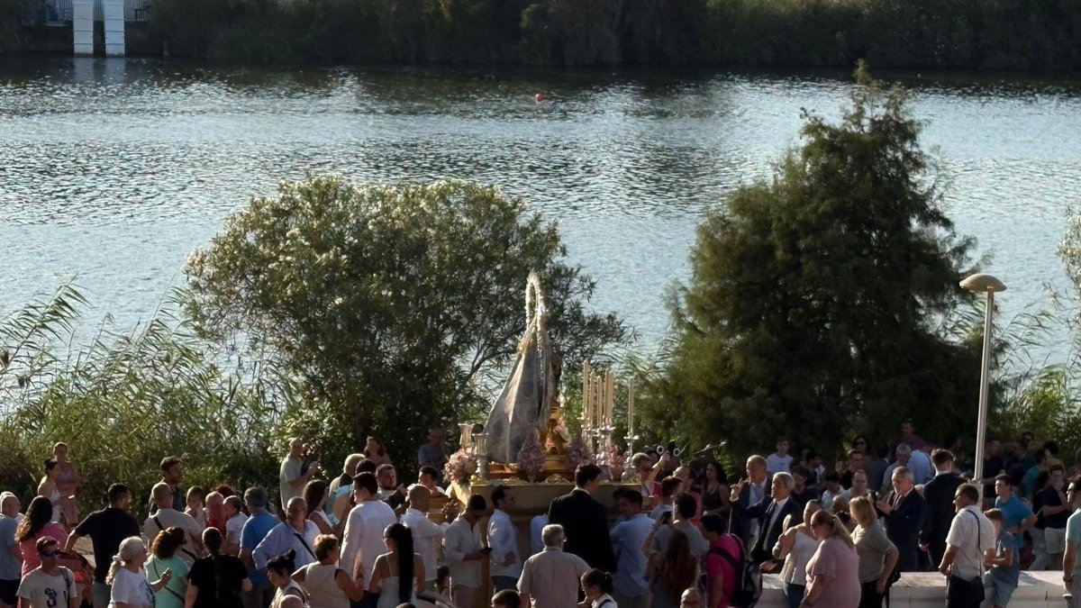A punto de comenzar la procesión fluvial <a href="/Hdad_Calatrava/">Hdad. Carmen de Calatrava</a> 
📸<a href="/ELIASBELTRANROD/">Elias Beltran Fotografía ©</a> 
#GloriasSevilla25 #TDSCofrade #Sevillahoy #ObjetivoCofrade #Carmen