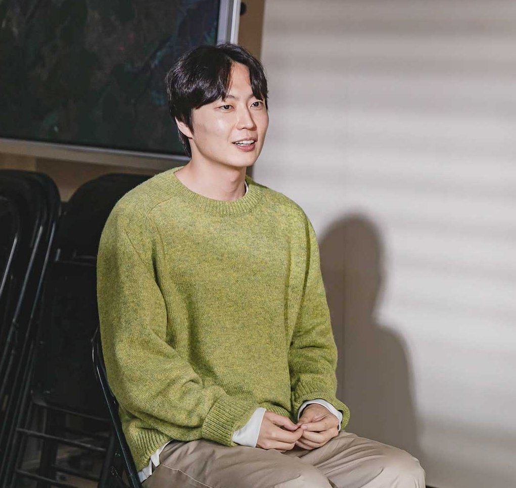 moryamorevna's tweet image. Im waiting for jaewontw to learn more about his role in doubt because whenever i see this journal-loving dork i can't suppress the cuteness aggression like WHAT ARE YOU DOIN
SHUT UP