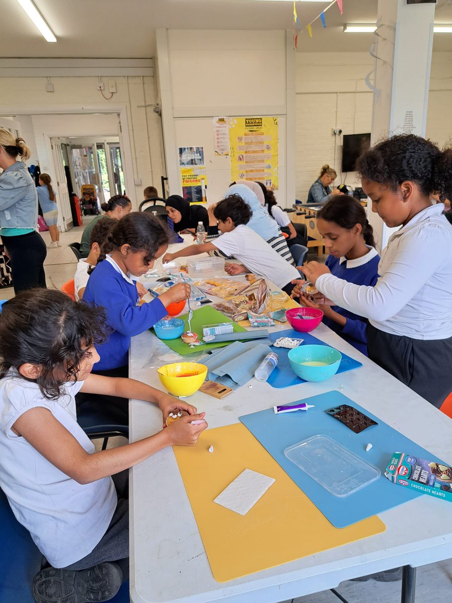 HawksmoorYouth's tweet image. Another busy family session with 60+ participants.
Cake decoration, play dough, cricket and badminton so much to do. Great space to meet up with friends or meet new people Every Tuesday 3-5pm and Fridays 3.30-5.30pm All welcome @YoungGreenwich part of the offer @CAFCTrust