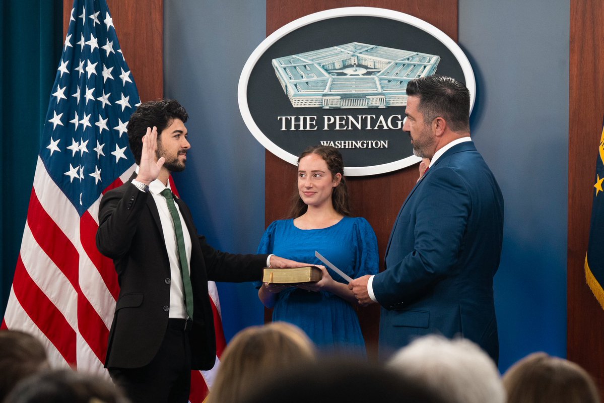 RoyceChamberlin's tweet image. Yesterday, I was ceremonially sworn in by @SeanParnellATSD as a political appointee!
I’m extremely thankful for this position and excited to help MAKE AMERICA GREAT AGAIN 🇺🇸