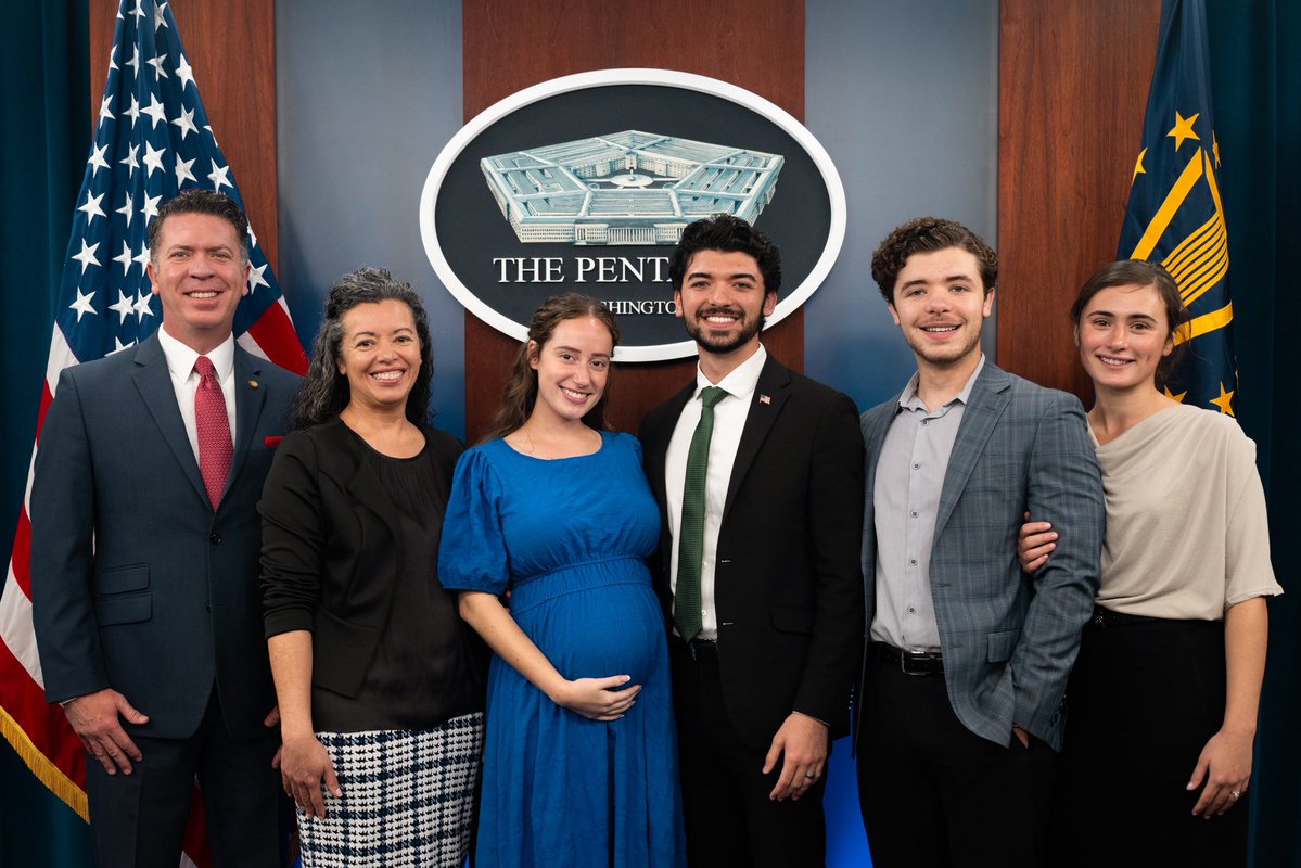 RoyceChamberlin's tweet image. Yesterday, I was ceremonially sworn in by @SeanParnellATSD as a political appointee!
I’m extremely thankful for this position and excited to help MAKE AMERICA GREAT AGAIN 🇺🇸