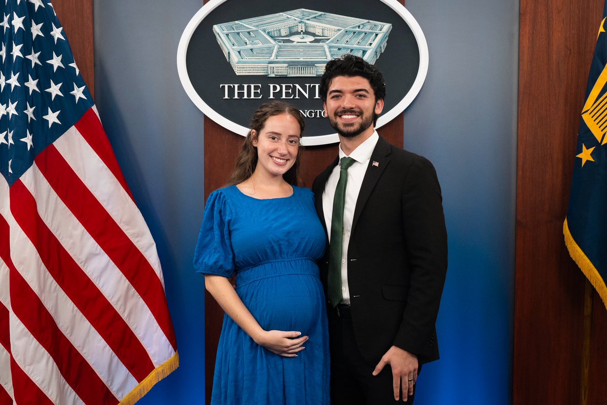 RoyceChamberlin's tweet image. Yesterday, I was ceremonially sworn in by @SeanParnellATSD as a political appointee!
I’m extremely thankful for this position and excited to help MAKE AMERICA GREAT AGAIN 🇺🇸