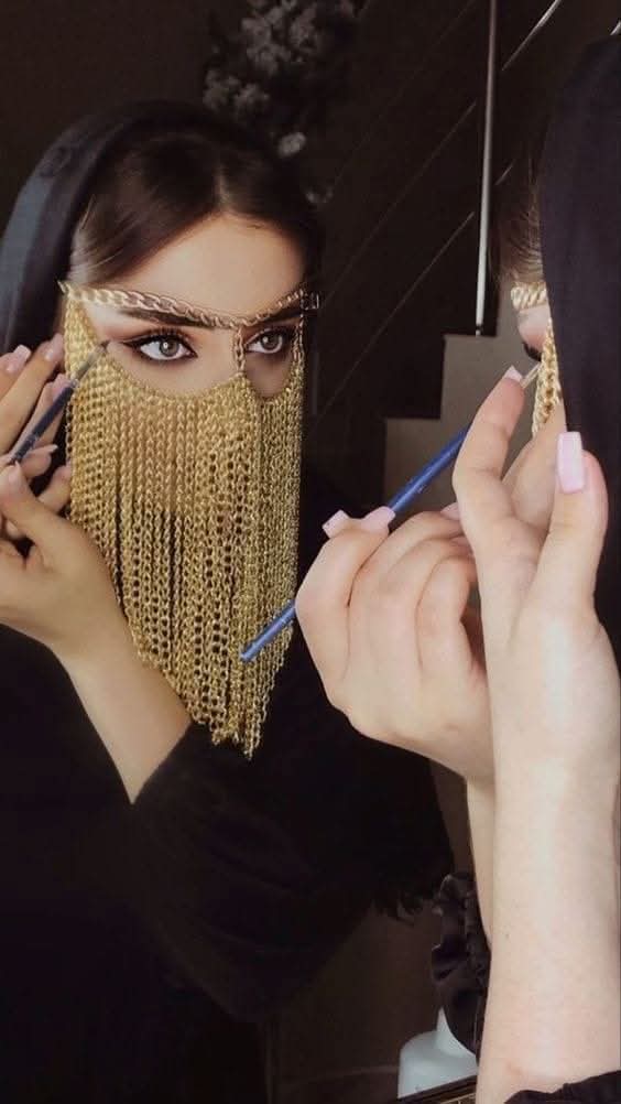 فوضي على هيئة رجل 
فوضى جميلة 😍 
هدوء في الظاهر و فوضى في الأعماق 

 .......... ❤️
