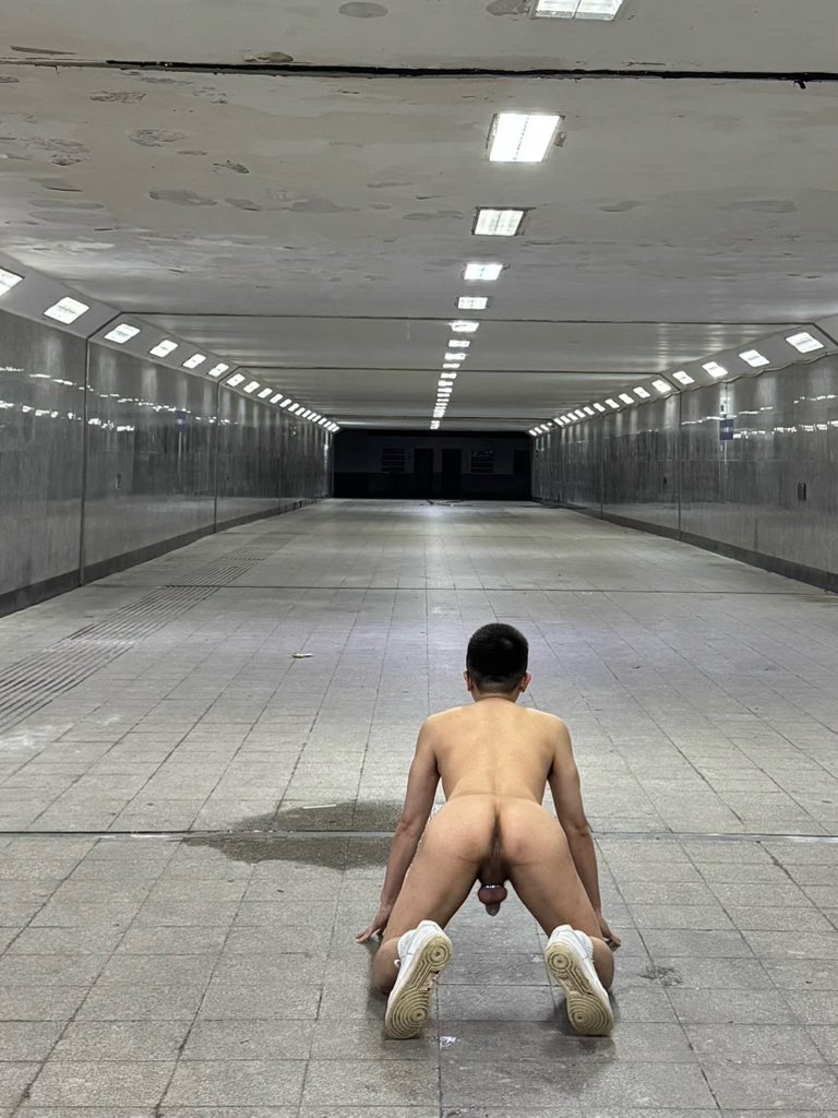 在地下通道野裸