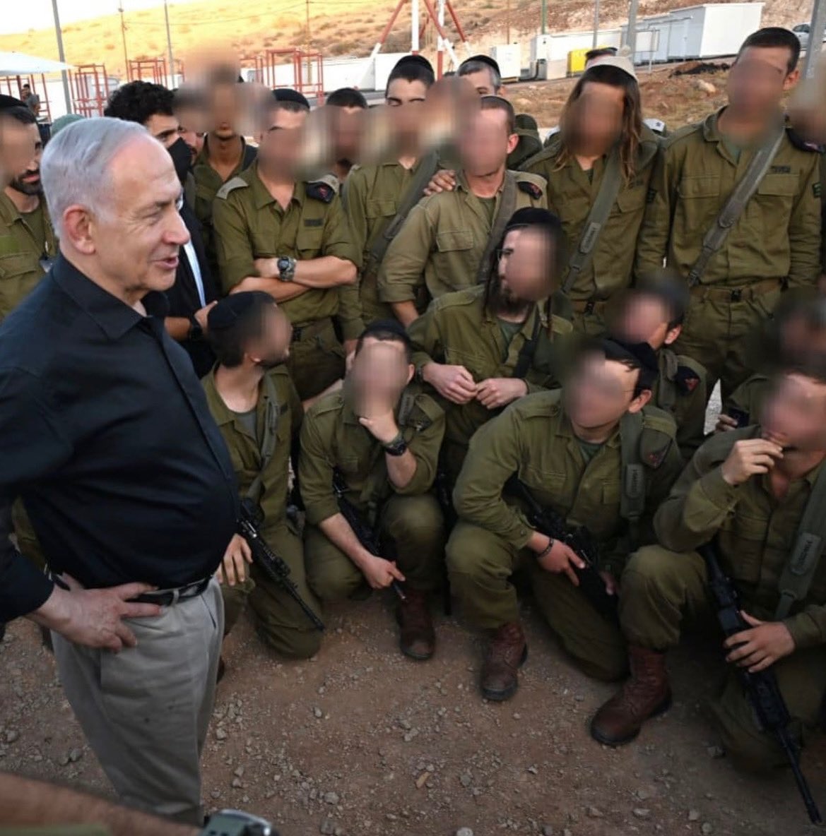 m_ndl89881's tweet image. ראש הממשלה הגיע מקודם לבקר בחטיבת חשמונאים. ניכר היה שהוא מאוד מתרגש לראות את מאות הלוחמים החרדים. הוא אמר לנו, אתם מביאים איתכם עולם חזק של רוח ומשלבים אותו עם לוחמה צבאית. זוהי בשורה גדולה. התרגשתי מאוד לראות לראשונה את האיש האגדי הזה. הוא דיבר בגובה העיניים, ושיתף בכנות את…