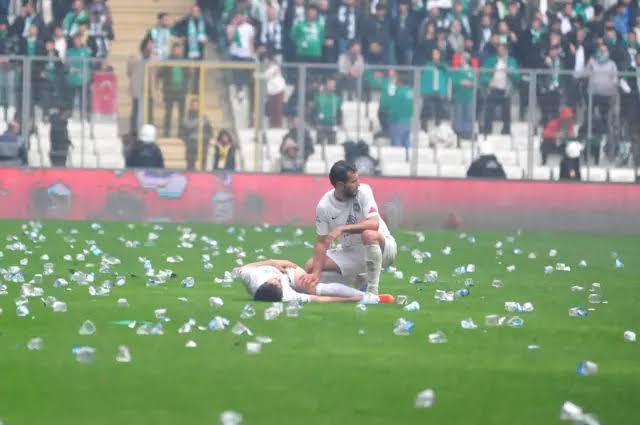 Amedsporist (@amedsporist) on Twitter photo O gün orada olan futbolcudan, yöneticiden, kulüp çalışanlarından utanmanız da mı yok?
Bu görüntülerin ardından deli gibi sevinen birini bize memleket çocuğu diye yutturamazsınız. Azıcık yürekli olun, mert olun geri adım atın. <a href="/burbaysal/">Burç Baysal</a>
#YaFesihYaİstifa O gün orada olan futbolcudan, yöneticiden, kulüp çalışanlarından utanmanız da mı yok?
Bu görüntülerin ardından deli gibi sevinen birini bize memleket çocuğu diye yutturamazsınız. Azıcık yürekli olun, mert olun geri adım atın. <a href="/burbaysal/">Burç Baysal</a>
#YaFesihYaİstifa