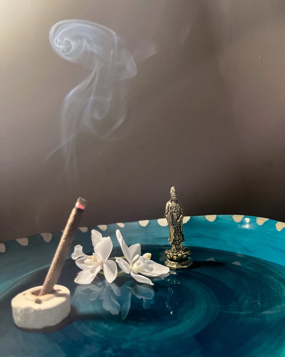 EauCeylon's tweet image. I didn’t wear any fragrances today but burned lots of incense sticks and cones. I guess sometimes it’s more interesting to smell something nice in the air than on yourself 😊. Night time incense pick is Wallapatta incense from Pintanna.