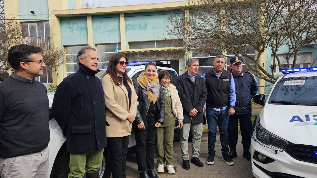 Javier Alonso (@javialonsook) on Twitter photo Seguridad rural y prevención en Lezama
Junto al intendente <a href="/LaloHarispe/">Lalo Harispe</a> entregamos móviles policiales y nos reunimos con autoridades y productores agropecuarios para mejorar la seguridad en zonas rurales.
En la Provincia, cuidamos a los que producen.
#FuerzaBuenosAires Seguridad rural y prevención en Lezama
Junto al intendente <a href="/LaloHarispe/">Lalo Harispe</a> entregamos móviles policiales y nos reunimos con autoridades y productores agropecuarios para mejorar la seguridad en zonas rurales.
En la Provincia, cuidamos a los que producen.
#FuerzaBuenosAires