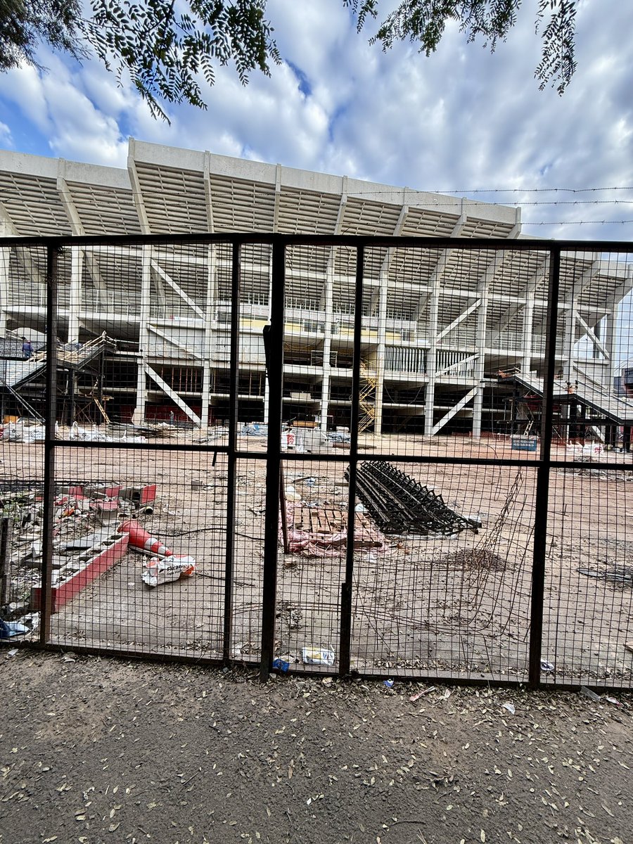A mí me parece una locura inaugurar la tribuna sin estar al 100%, no sólo por el riesgo que se corre, sino porque al pedo se hizo una inversión y se adelantan los tiempos. Esperar un poco más, no cuesta nada. Además todos sabemos que no faltan sólo los baños. Así estaba ayer.