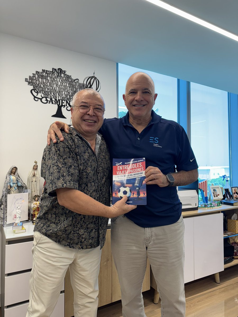 Hoy hice entrega del libro “Entre goles viajes y pasiones” a un personaje que goza con los triunfos y sufre con las derrotas de <a href="/JuniorClubSA/">Junior FC</a>. Gracias <a href="/ChrisDaes/">Christian Daes</a> por creer siempre en mis iniciativas.