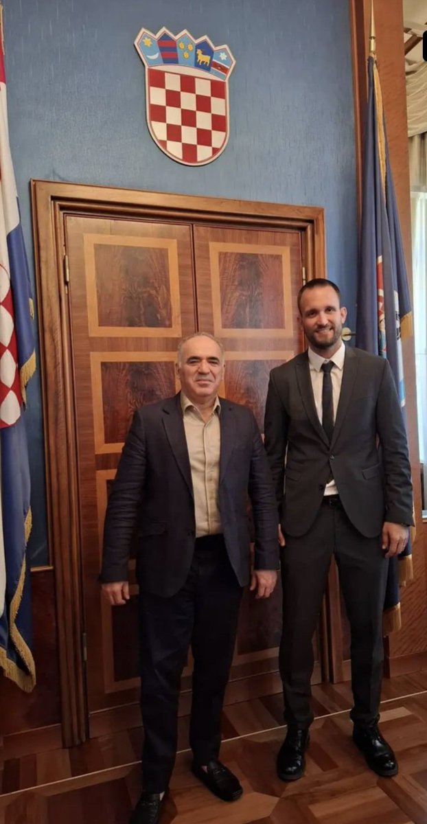 TomislavHorva20's tweet image. Danas je Zadar posjetio @Kasparov63 jedan od najvećih šahista svih vremena. Kasparov je 1985. godine, s tek 22 godine, postao najmlađi svjetski prvak u šahu, pobijedivši Anatolyja Karpova. Kasparova je službeno primio i gradonačelnik Zadra @SimeErlic