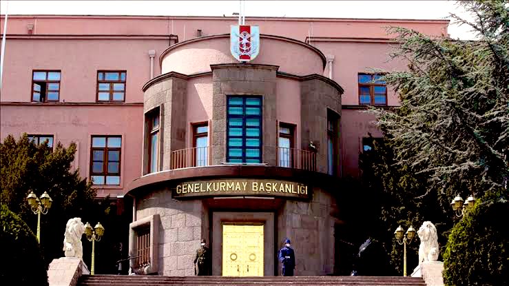 Askerlik çağına gelmiş ve eyleme katılmamış “terör örgütü üyeleri” askere alınırsa neler olabilir?

“Kahveden çıkan siyanür.”

PKK, Türk Ordusu’nun en önemli dört paşasını siyanürle zehirlemek için orduda askerlik yapan iki örgüt üyesini görevlendirdi. (4 Kasım 1992)