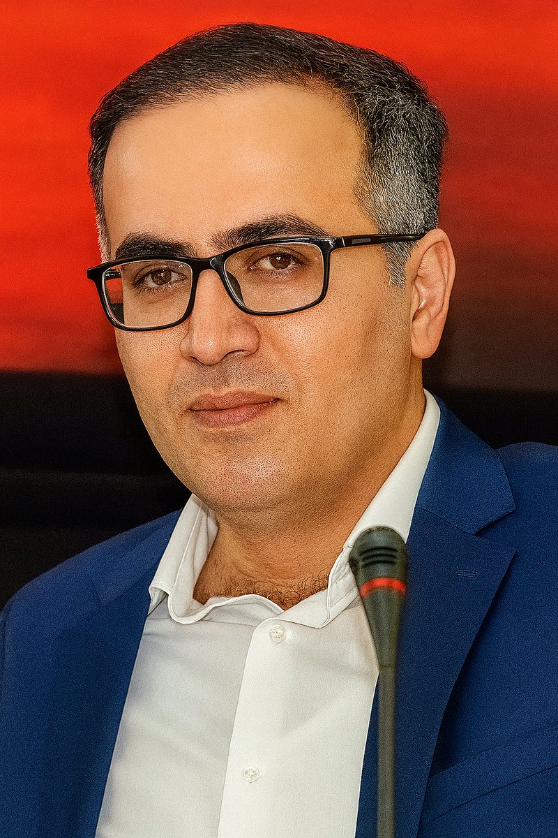 justlikeusiran's tweet image. فرهاد فلاحی، مهندس سیستم و رئیس آمار زندان اوین، زندگی سادهای را در عباسآباد در کنار همسر و فرزند ۱۰ سالهاش میگذراند. او به خاطر فروتنی، ایمان و تلاش بیوقفهاش شناخته میشد. مردی معمولی که زندگیاش را وقف خدمت، خانواده و شرافت کرده بود.
او در حمله هوایی اسرائیل به زندان…