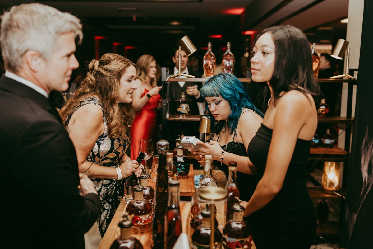 Unbridled_Eve's tweet image. A truly one-of-a-kind keepsake. 🥃✨ Thank you to Ignition Bourbon for joining us at Unbridled Eve with their specialty engraved bottles, including limited Derby 151 editions. A timeless memento for bourbon and Derby enthusiasts alike!

#UnbridledEve #UE25 #engravedgifts #Bourbon