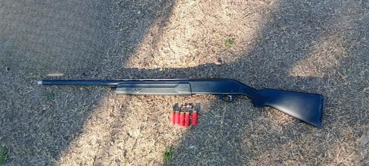 policia_fe's tweet photo. 🔹Como resultado de patrullajes en zonas rurales y ribereñas de #ArroyoLeyes, secuestramos cuatro escopetas, dos pistolas, municiones, vehículos y embarcaciones, tras diversos procedimientos, donde trasladamos a ocho adultos. Más información: https://t.co/Y8QrRmGOWA https://t.co/i3XS5tIxDh