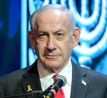 forum_tikva's tweet image. ממש עכשיו, בדוחא, בירת תומכת הטרור, מממנת המחבלים והטובחים קטאר, מתבצעת עסקה חלקית – חרפה מוסרית ומדינית.
סביב השולחן יושבים נציגי מדינת ישראל ונכנעים שוב לתכתיבי ארגון הטרור הנאצי חמאס.
ובאותה שעה ממש, כאן בישראל, יושבות אימהות לחטופים, שאפילו שמות יקיריהן לא עולים על שולחן…