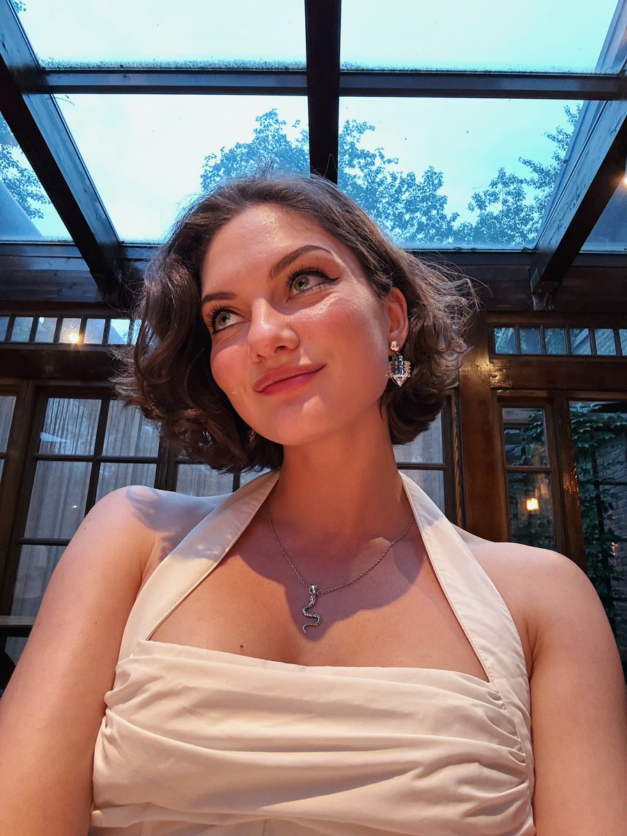 Daria_Olegovna's tweet image. Типичные 30 летние посиделки - по бокалу вина и домой!