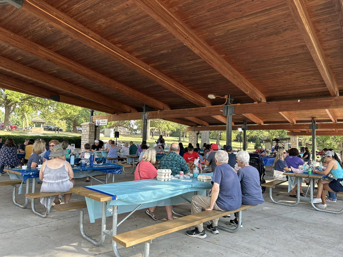 KansasDems's tweet image. Thank you to the @jcdwks for inviting the Chair to come speak at their FLIP IT BLUE event and fundraiser over the weekend.
What a great turnout seeing democrats together enjoying the day out at the park!