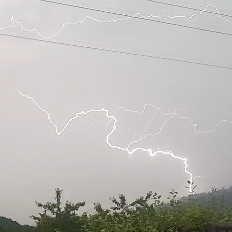 MeteoSynop's tweet image. Popołudniowa burza.

Nowa Ruda, 20:00
☁️⩾7/8-Cb cal i tow.(2/8), Ac str op (Cʟ = 3, Cᴍ = 7, Cʜ = /)
temperatura: 17,6°C
temp. pkt. rosy: 15,9°C
wiatr 250° WSW o prędkości 2 m/s
widzialność: 25 km
ciśnienie wzgl: 1014,8 hPa⬆️(+1,3 hPa/3h)

@MeteoprognozaPL @SOB_pl @SkywarnPoland