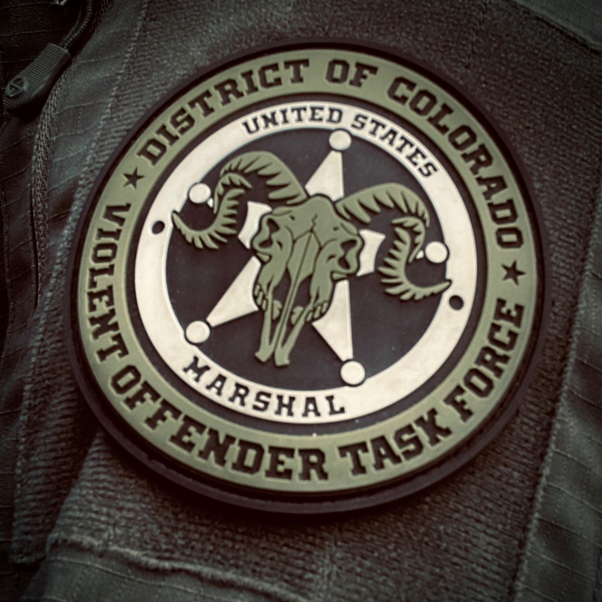 USMSDenver's tweet image. Yesterday, members of the U.S. Marshals Colorado Violent Offender Task Force from @USMSDenver & @ERODenver teamed w/ @ATF_Denver to arrest fugitive Eddie MARTINEZ-QUIROZ, who is wanted for federal supervised release violations stemming from a prior illegal reentry conviction.