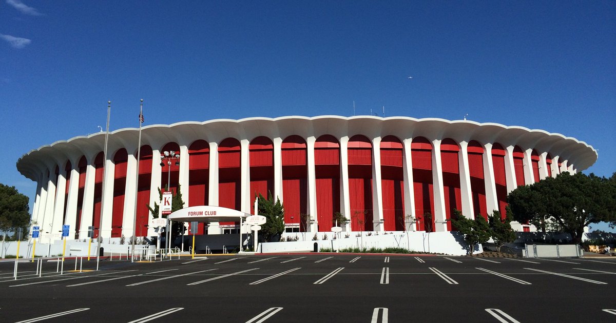 DAVIDO makes HISTORY as the FIRST and ONLY Afrobeat artist to have his name on the iconic Kia Forum wall in LA after selling out the centre (17.5k capacity)!!! 🇳🇬x🇺🇸👏🏾🔥