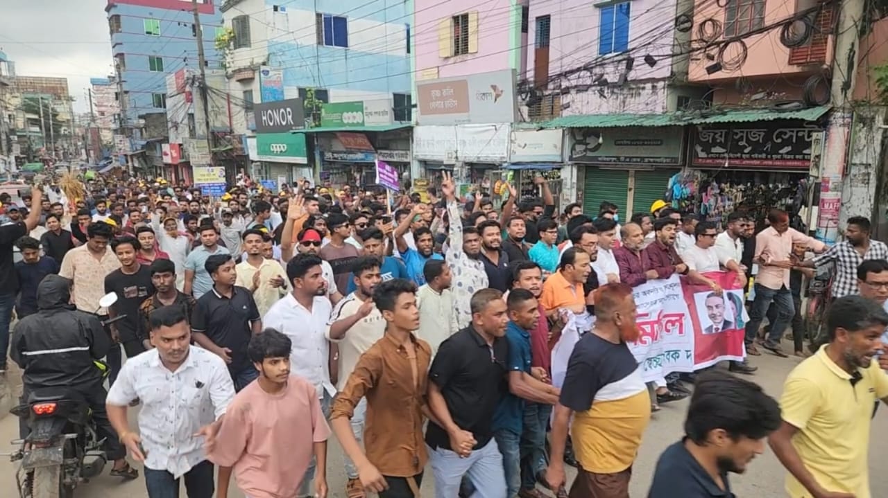 আইনশৃঙ্খলা অবনতির প্রতিবাদে ব্রাহ্মণবাড়িয়ায় স্বেচ্ছাসেবক দলের বিক্ষোভ