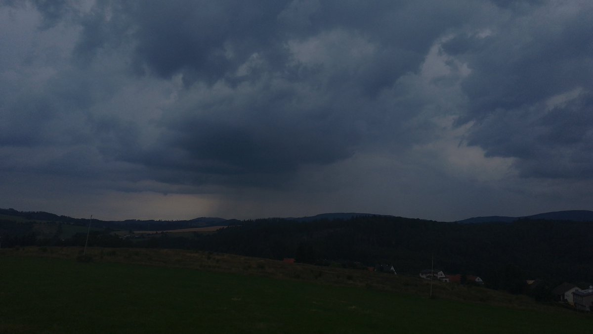 MeteoSynop's tweet image. Popołudniowa burza.

Nowa Ruda, 20:00
☁️⩾7/8-Cb cal i tow.(2/8), Ac str op (Cʟ = 3, Cᴍ = 7, Cʜ = /)
temperatura: 17,6°C
temp. pkt. rosy: 15,9°C
wiatr 250° WSW o prędkości 2 m/s
widzialność: 25 km
ciśnienie wzgl: 1014,8 hPa⬆️(+1,3 hPa/3h)

@MeteoprognozaPL @SOB_pl @SkywarnPoland