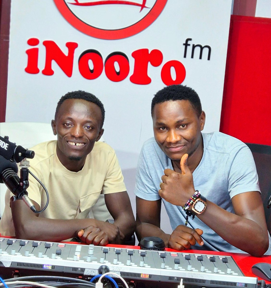 It's Fresh Tuesday!!
Kuhiriria tugucanjamure ukiinikiriria thiku 
Tabarira-ini ya #Cuacua na Njuguna wa  Wairimu meena Simon Kamonde Mbugua 
Kaaariiibu sana!! 🕺💃🎶🔥
#InooroFm #MuciiwaUtuginaUtana #Cuacua