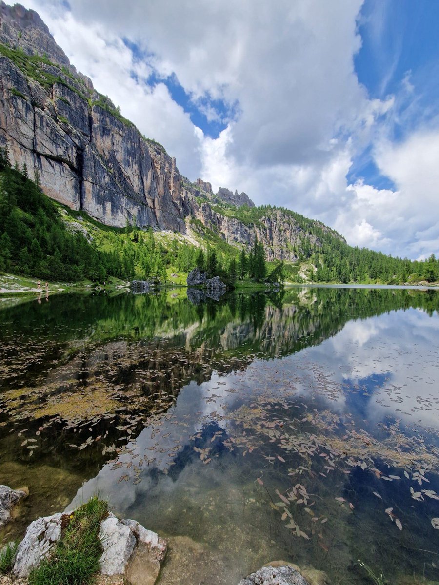 Vaelluspäiväkirja Cortina d'Ampezzossa Dolomiiteilla 👇 

Ope tuulettumassa ja riisumassa talviturkkiansa. Oikein tarkasti kun katsoo kuvasta löytyy kaksi uimaria. ⛰️🏊

#Dolomiti #italia

innostavamuutos.blogspot.com/2025/07/opetta…