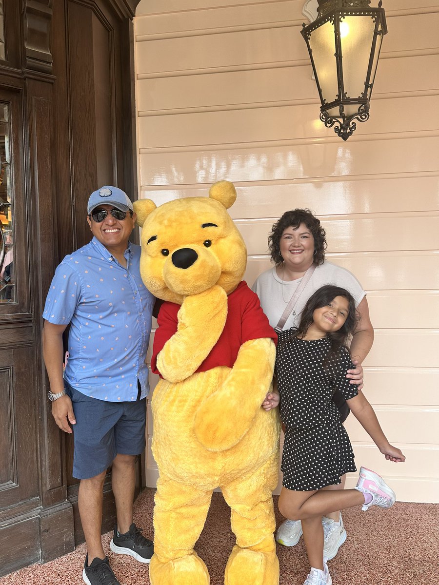 JessicaEMiranda's tweet image. JD and I are from the same county in Ohio—but only one of us got booed at Disneyland. I got a hug from Winnie the Pooh 🍯. That’s the difference between a public servant and a public embarrassment. 😎