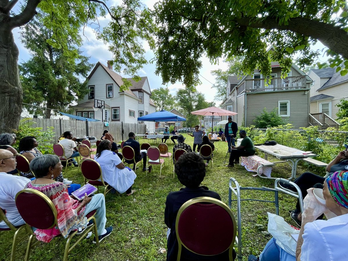 ChicagoCOPA's tweet image. Today, COPA attended the @NobelNeighbors Monthly Community Meeting. The meeting was held at the Edie Jacobs Community Garden and several community orgs presented on resources & upcoming events. COPA was giving out info on our role in police accountability. #COPAInTheCommunity