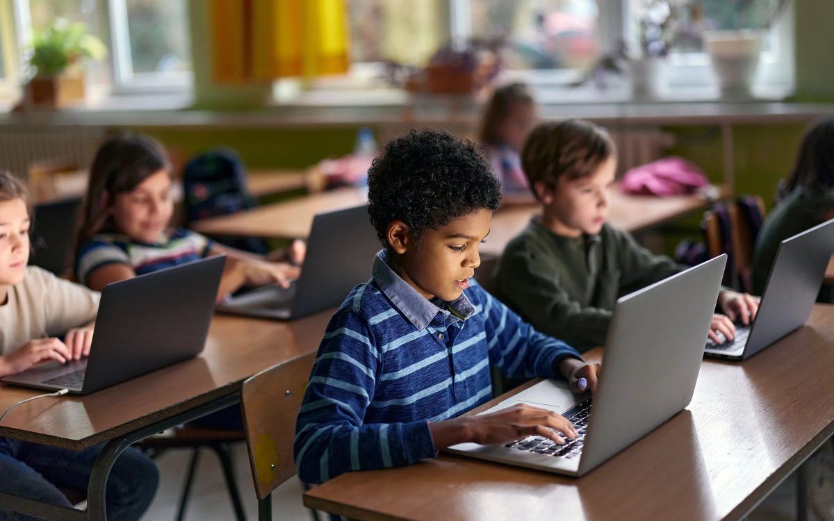 IEEESpectrum's tweet image. The earlier #students learn Computer Science, the more likely they are to pursue it. But only 58% of US high schools offer a computer science course. It's time for policy that requires all students to take #compsci classes as a graduation requirement. buff.ly/JRT71nT