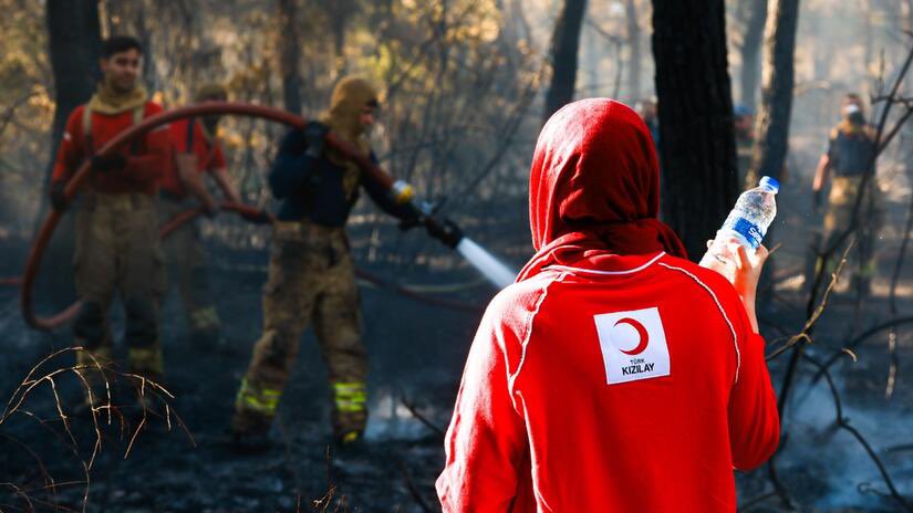 Extreme temperatures across Europe contribute to intensified wildfires. From Türkiye and Greece to France and Norway, our @IFRC network teams mobilize to support responders battling fires. They are providing first aid and delivering water, food, and other essential items to