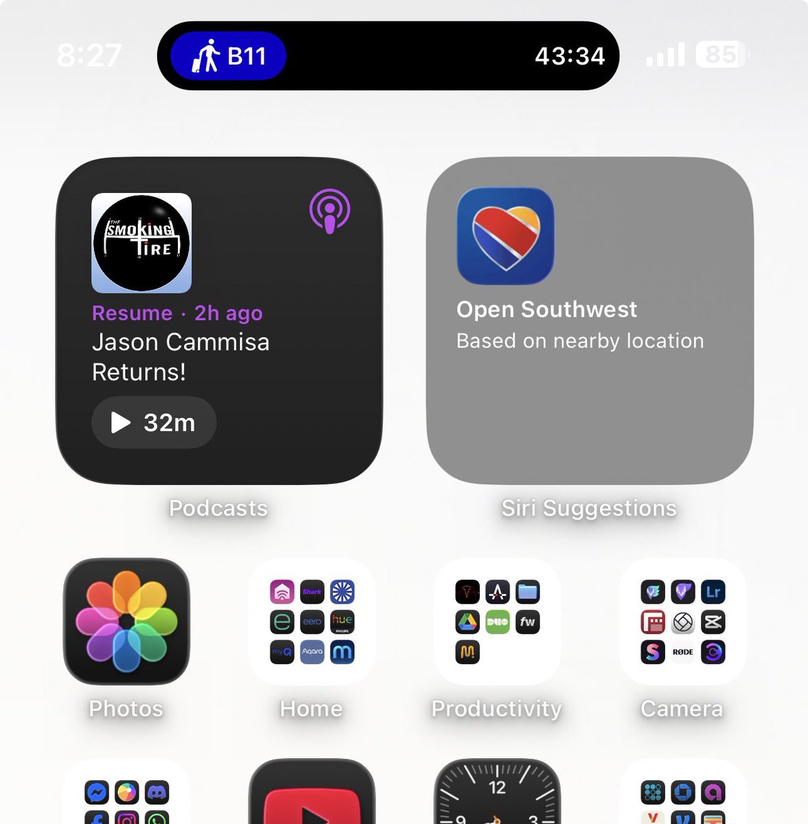 Jordan_Schiefer's tweet image. Why does Siri still suck so much? Live activity is United, but the Siri suggestions widget over here suggesting Southwest. 💀 (I haven’t flown them in forever) 🤷♂️