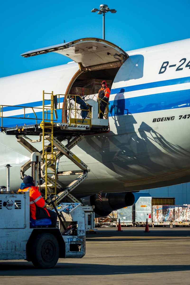 fly2ohare's tweet image. Did you know that O'Hare is one of the largest air cargo gateways in the world?
O'Hare processes record volumes of cargo annually, ranking in the top 20 globally and #1 by freight value among all airports in the Americas. 📦 🛫