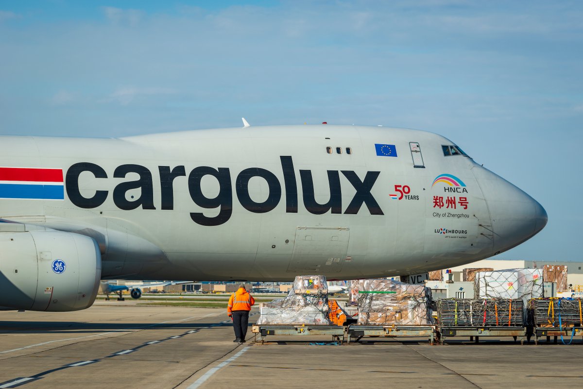fly2ohare's tweet image. Did you know that O'Hare is one of the largest air cargo gateways in the world?
O'Hare processes record volumes of cargo annually, ranking in the top 20 globally and #1 by freight value among all airports in the Americas. 📦 🛫