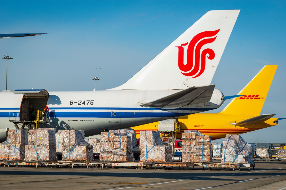 fly2ohare's tweet image. Did you know that O'Hare is one of the largest air cargo gateways in the world?
O'Hare processes record volumes of cargo annually, ranking in the top 20 globally and #1 by freight value among all airports in the Americas. 📦 🛫
