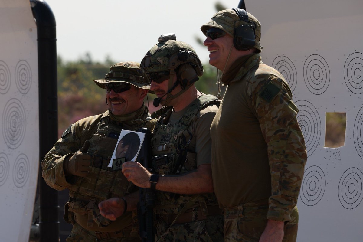 DefenceAust's tweet image. Fostering bonds and enhancing operability 🇦🇺🤝🇺🇸
@AustralianArmy's Headquarters 9th Brigade, supported by members of 10/27 RSAR, conducted training for @USCG personnel on Australian weapon systems during a live-fire exercise at 📌 Robertson Barracks Close Training Area in…