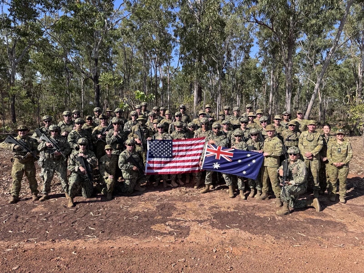 DefenceAust's tweet image. Fostering bonds and enhancing operability 🇦🇺🤝🇺🇸
@AustralianArmy's Headquarters 9th Brigade, supported by members of 10/27 RSAR, conducted training for @USCG personnel on Australian weapon systems during a live-fire exercise at 📌 Robertson Barracks Close Training Area in…