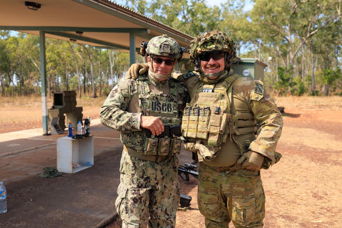 DefenceAust's tweet image. Fostering bonds and enhancing operability 🇦🇺🤝🇺🇸
@AustralianArmy's Headquarters 9th Brigade, supported by members of 10/27 RSAR, conducted training for @USCG personnel on Australian weapon systems during a live-fire exercise at 📌 Robertson Barracks Close Training Area in…