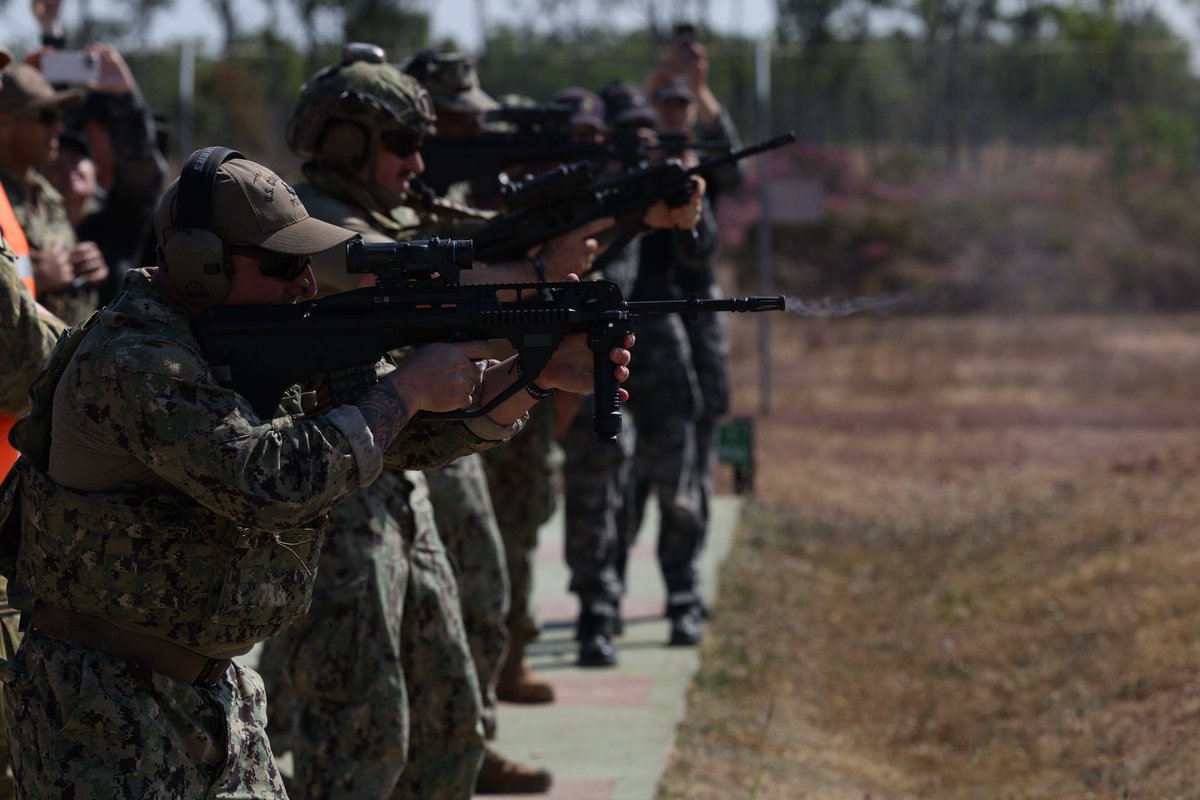 DefenceAust's tweet image. Fostering bonds and enhancing operability 🇦🇺🤝🇺🇸
@AustralianArmy's Headquarters 9th Brigade, supported by members of 10/27 RSAR, conducted training for @USCG personnel on Australian weapon systems during a live-fire exercise at 📌 Robertson Barracks Close Training Area in…