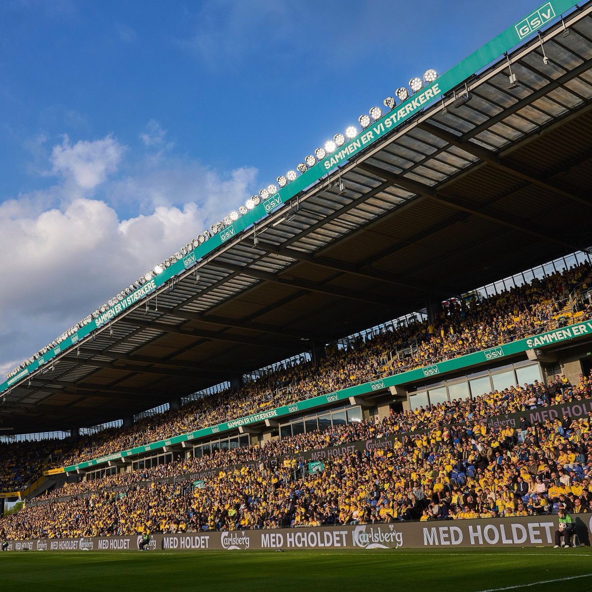 𝟵𝟳 procent har fornyet deres sæsonkort og billetabonnementer - det er den højeste procentdel, vi nogensinde har oplevet 👏

Derudover oplever vi også en historisk høj udnyttelsesprocent, der afspejles i tilskuertallet på Brøndby Stadion. 

Læs mere her: brondby.com/nyheder/herrer…