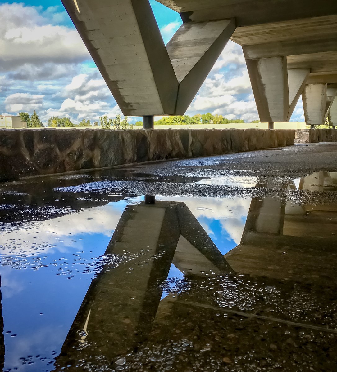 umary's tweet image. Rainy days and walkways. #LifeatMary
📷: Rebecca Raber, Director of Choral Studies, Cappella, and Concert Choir