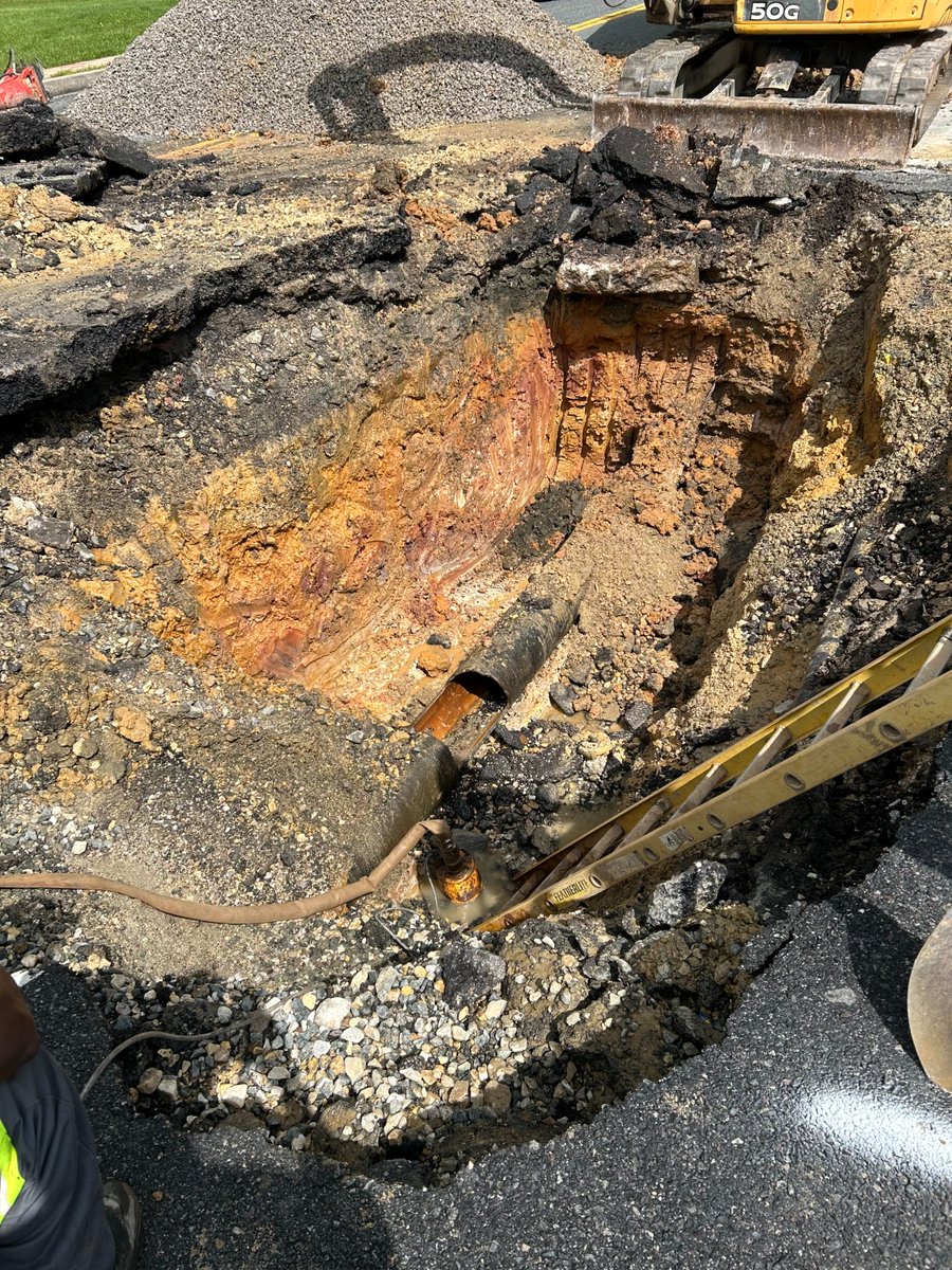 BaltCoDPWT's tweet image. A large water main break has occurred around the 5200 block of Kenwood Avenue in Overlea. A portion of the road is completely closed while the Baltimore City contractor works to repair the line.
Report a water main break: 443-263-2220.
LEARN MORE: baltimorecountymd.gov/departments/pu….