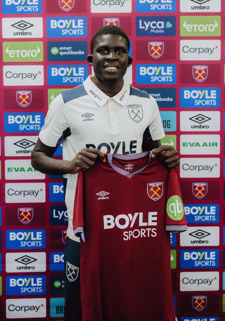 Ahmadoubamba36's tweet image. 📸 Elhadji Malick Diouf sous ses nouvelles couleurs ⚒️🇸🇳

Le latéral sénégalais pose avec le maillot de West Ham, qu’il portera avec le numéro 12.

#Team221 #WHUFC #PremierLeague #MalickDiouf